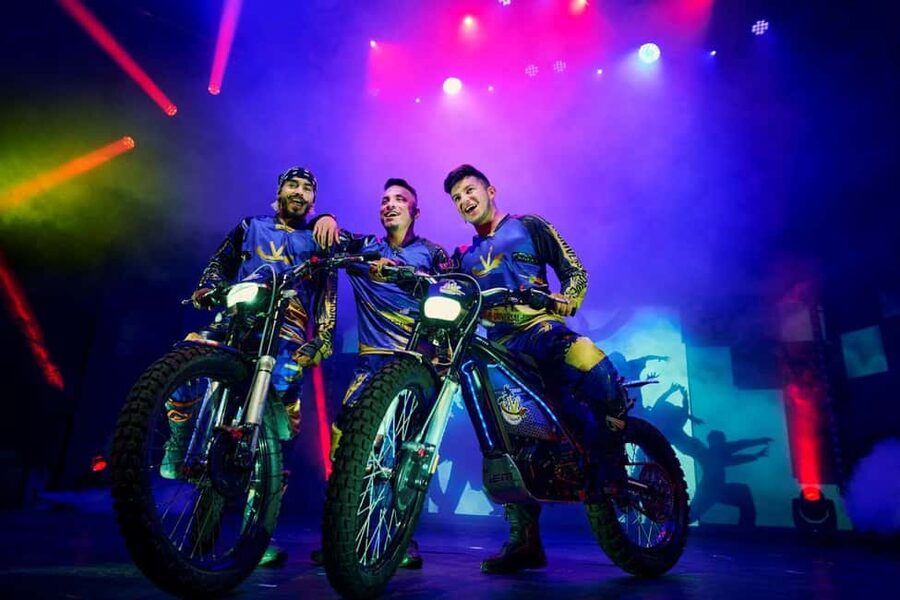 Berlin: "Flying Lights" - incl. Flying Steps – Variety Show - Entering the Wintergarten Varieté for a dinner-theater evening