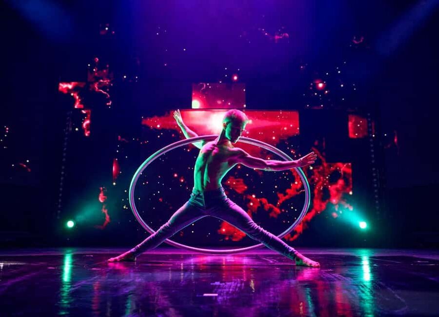 Berlin: "Flying Lights" - incl. Flying Steps – Variety Show - Food, drinks, and the value of the ticket