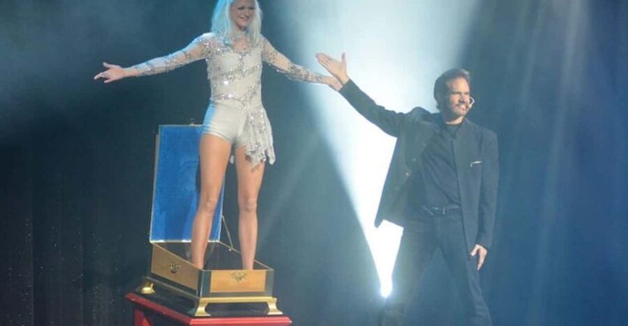 Branson: Cabaret Comedy Magic Dinner Show - A small Branson evening with a personal feel
