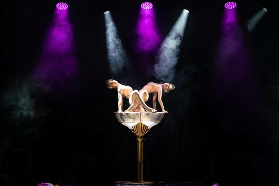 Burlesque Dinner Club in Vienna - Arriving for dinner and finding your place