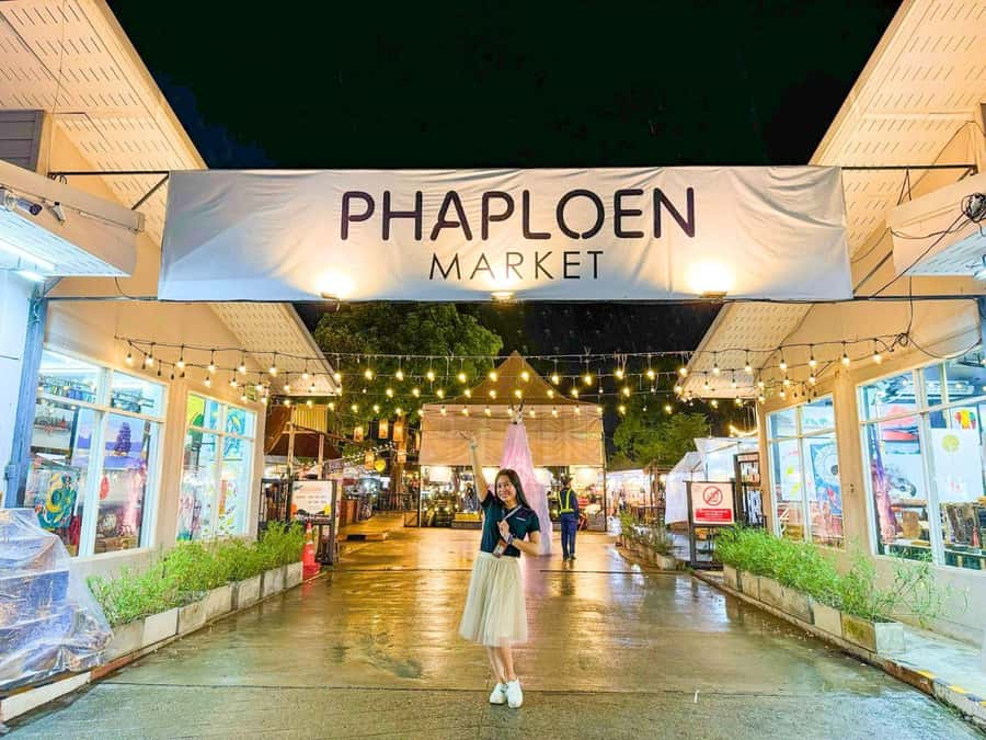 Chiang Mai: Ladyboy Cabaret Show with Dinner and Drinks - Two drinks and a cabaret show