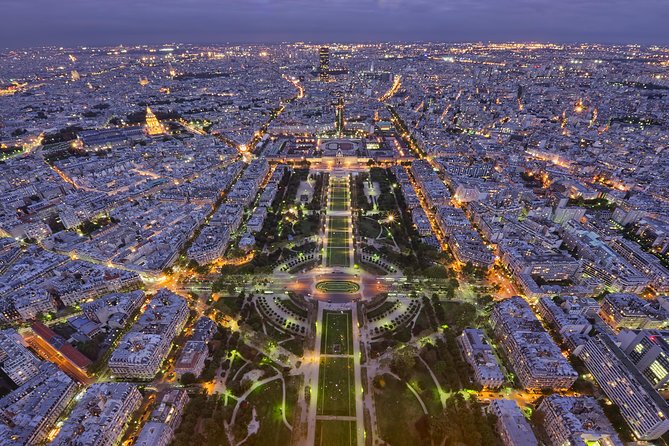 Eiffel Tower Dinner & cruise, optional Moulin Rouge - The one-hour Seine cruise and its famous sights
