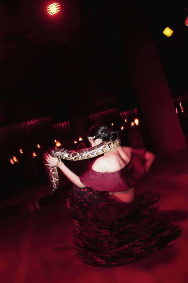 Hurghada: Naz Cabaret ticket with beverages - The cabaret program: dancing, jazz, singing, and magic