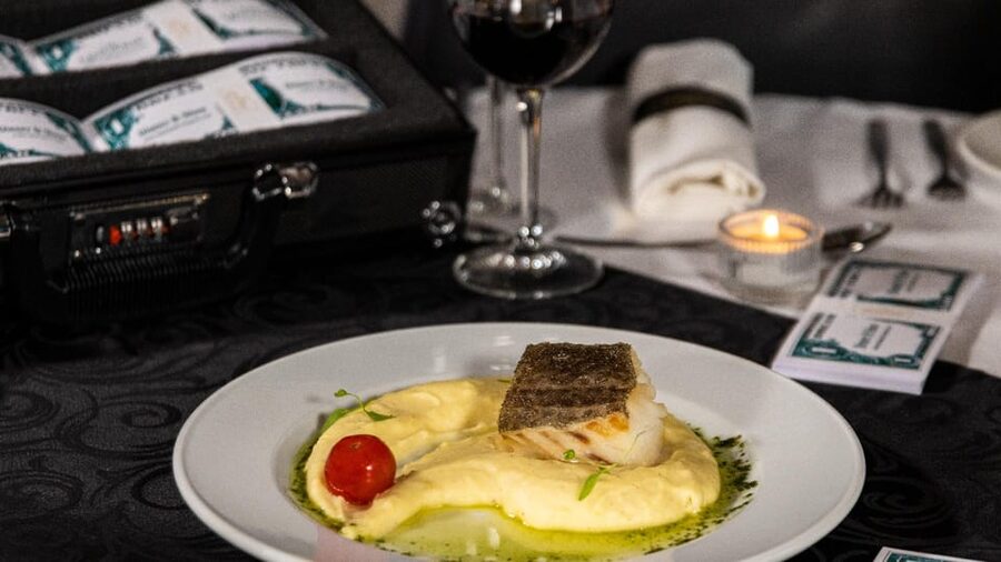 Lisbon: Erotic Cabaret Show and Dinner - Language, tone, and what you should expect