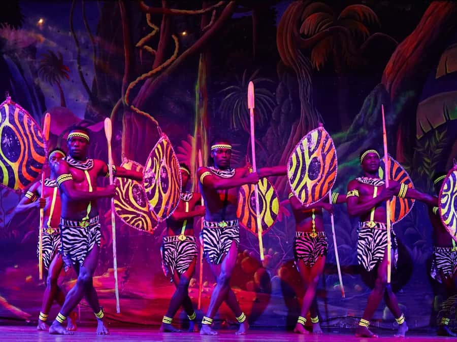 Nairobi: Cabaret Show with Dinner at Safari Park Hotel - What happens during the one-hour cabaret