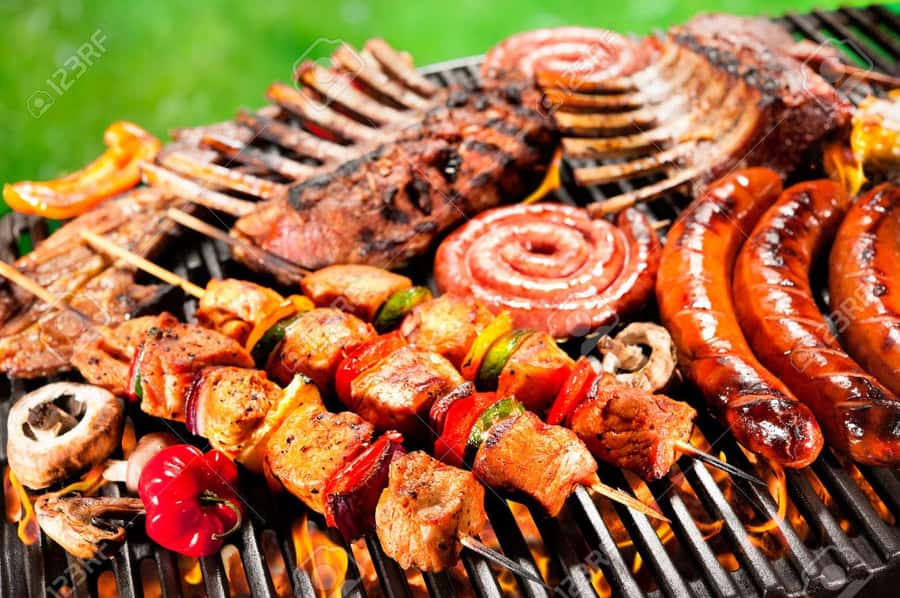 Nairobi: Cabaret Show with Dinner at Safari Park Hotel - Live music before the 9 p.m. show