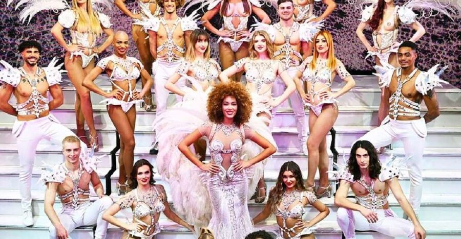 Paris: 3-Course Dinner & Show at Paradis Latin Cabaret - The pre-show keeps the room moving