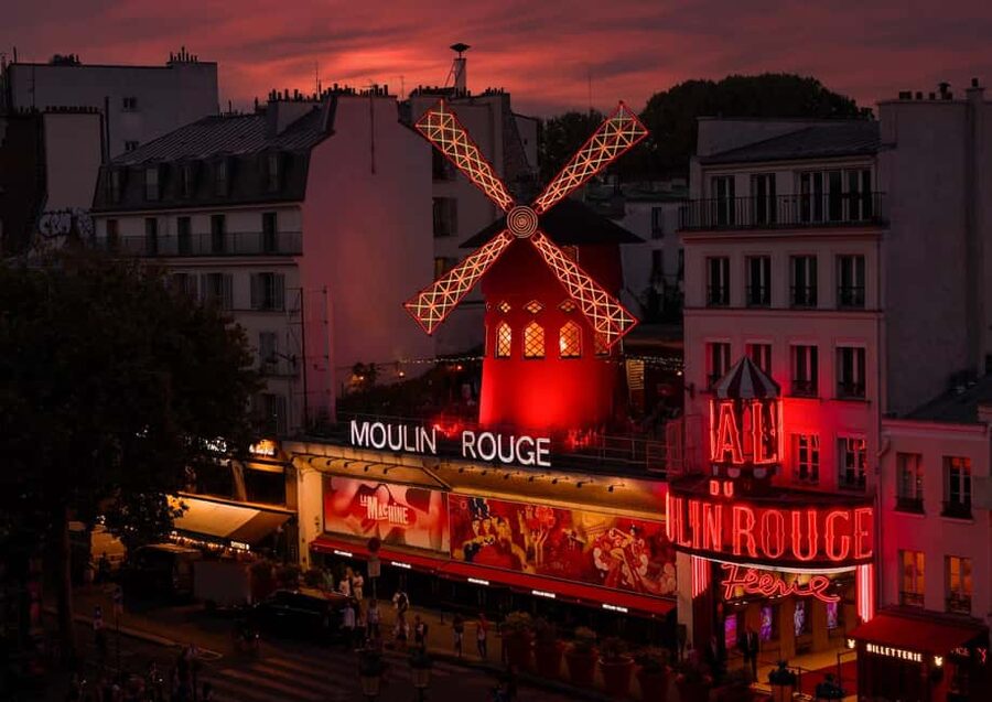Paris: Dinner Show at the Moulin Rouge - Féerie, a stage built for spectacle