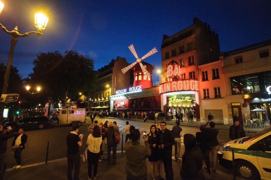 Paris: Dinner Show at the Moulin Rouge - Seating, crowding, and the best view