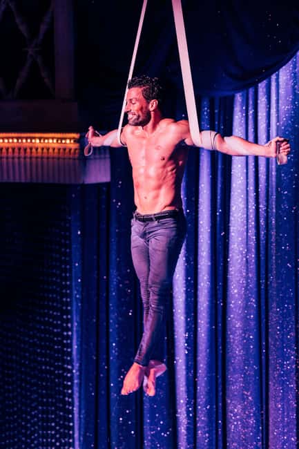 Paris: La Nouvelle Eve Cabaret Dinner Show - Paris je t’aime and the sound of Edith Piaf