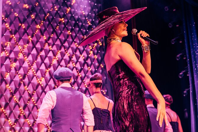 Paris La Nouvelle Eve Cabaret Show in Montmartre - Picking a seat and preparing for the room