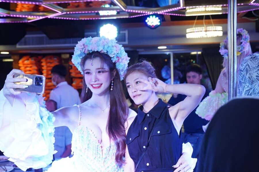 Pattaya: All Star Dinner Cruise, Cabaret Show & Beer Buffet - Boarding a teak boat with Shanghai-style details