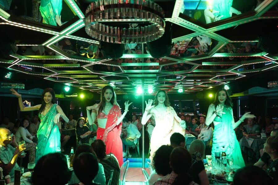 Pattaya: All Star Dinner Cruise, Cabaret Show & Beer Buffet - Choosing from the buffet