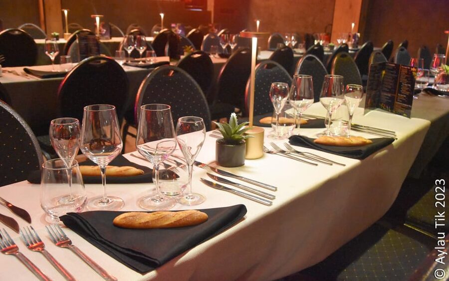 PRESTIGE DINER AND DRAG SHOW - Your evening begins at the table